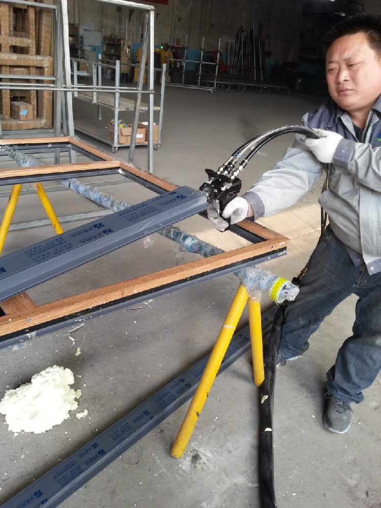 斷橋鋁新材聚氨酯填充腔體發(fā)泡工藝